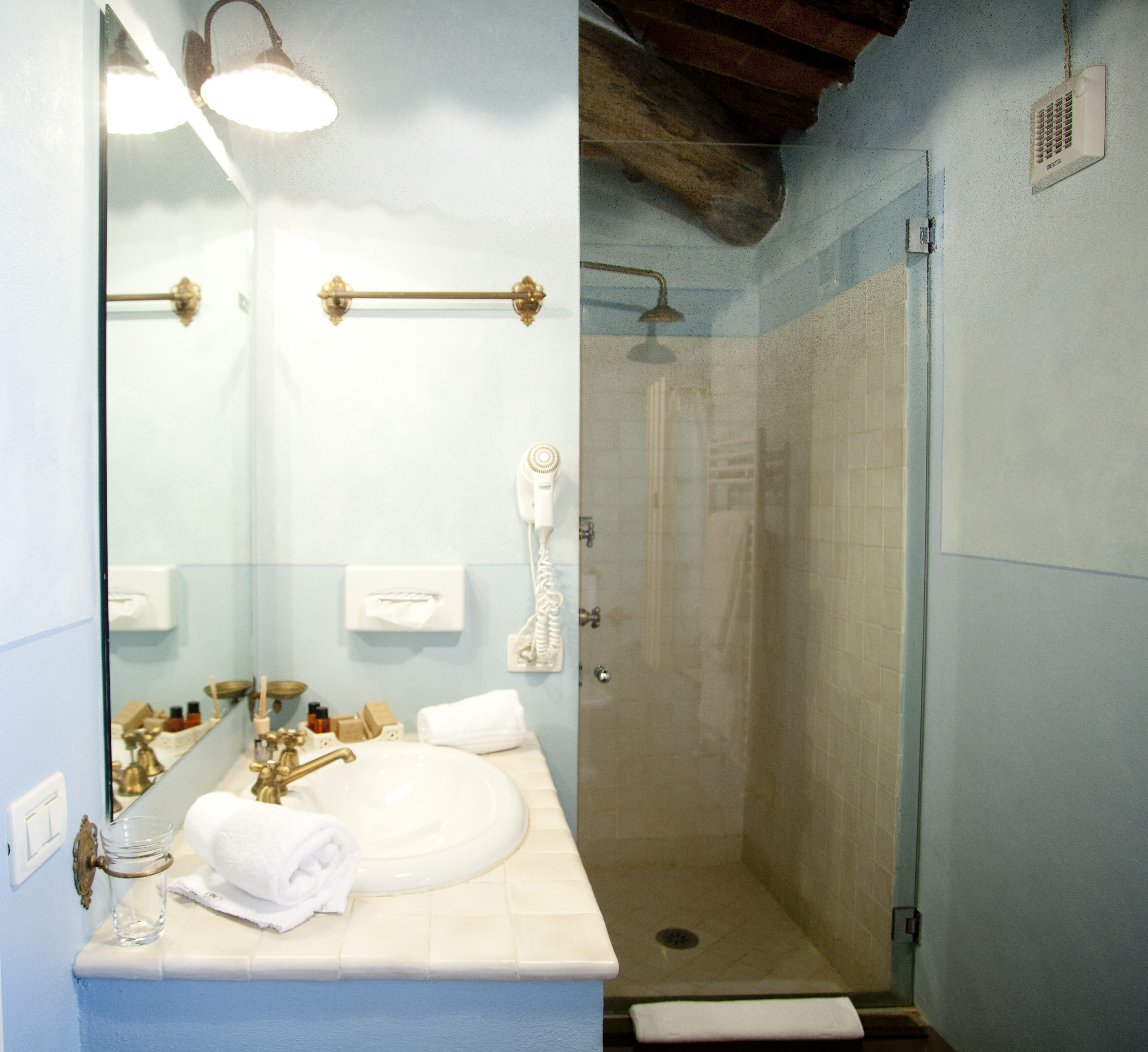 Camere classic con vista albergo villa marta lucca Bagno con travi a vista