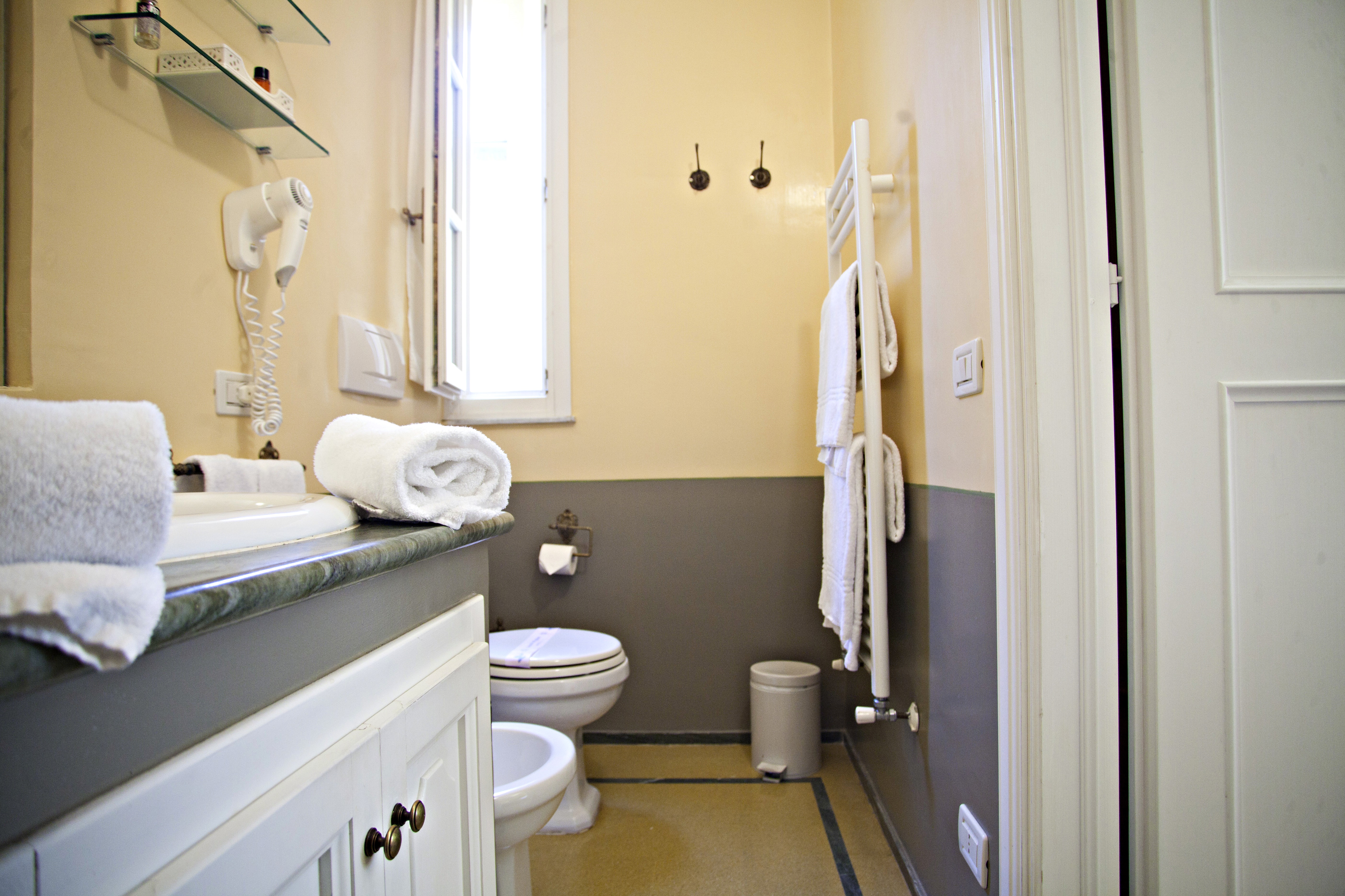 Camere classic con vista albergo villa marta lucca Bagno con travi a vista